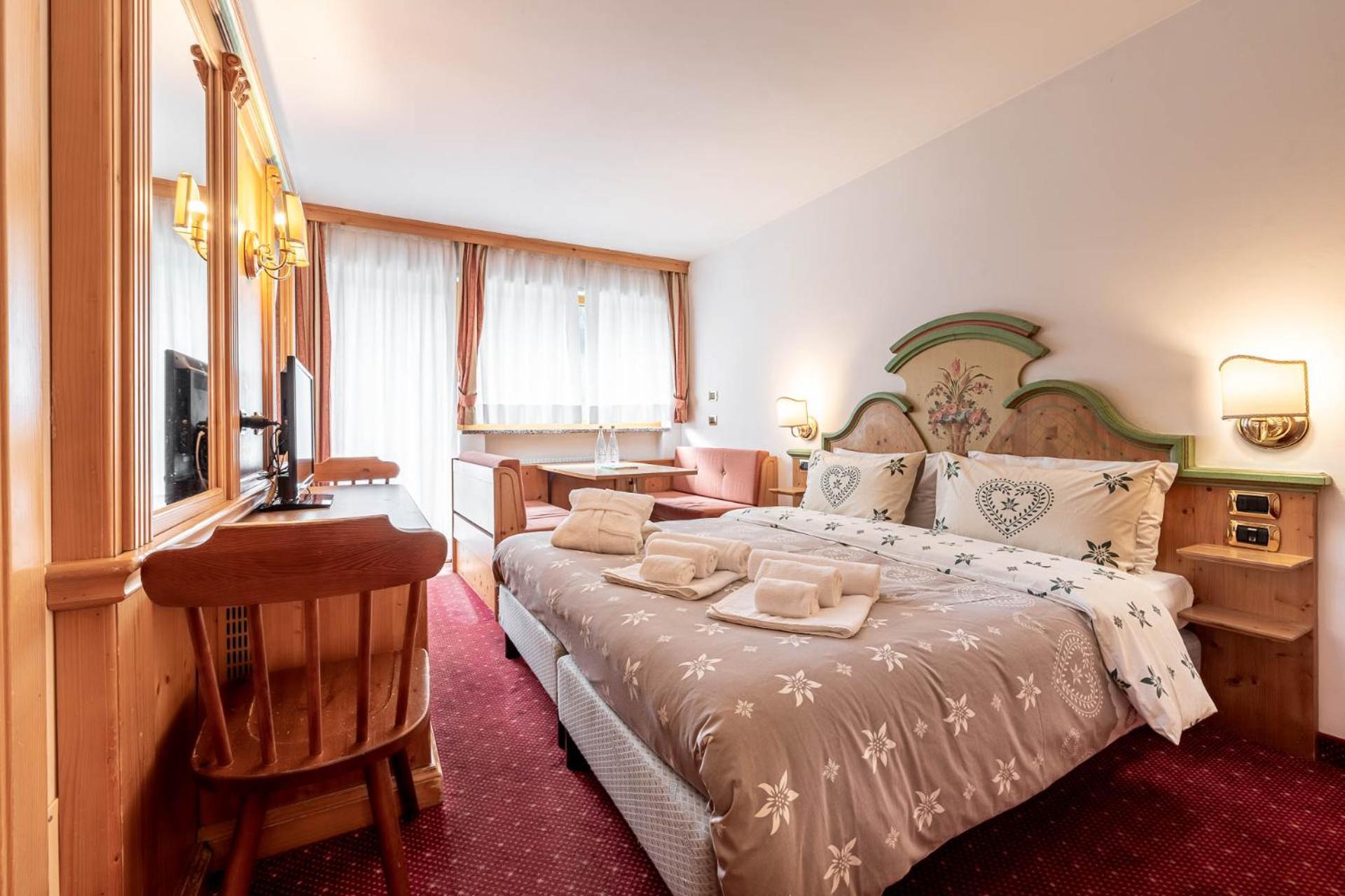 Hotel Dolomiti Schloss 卡纳泽伊 外观 照片