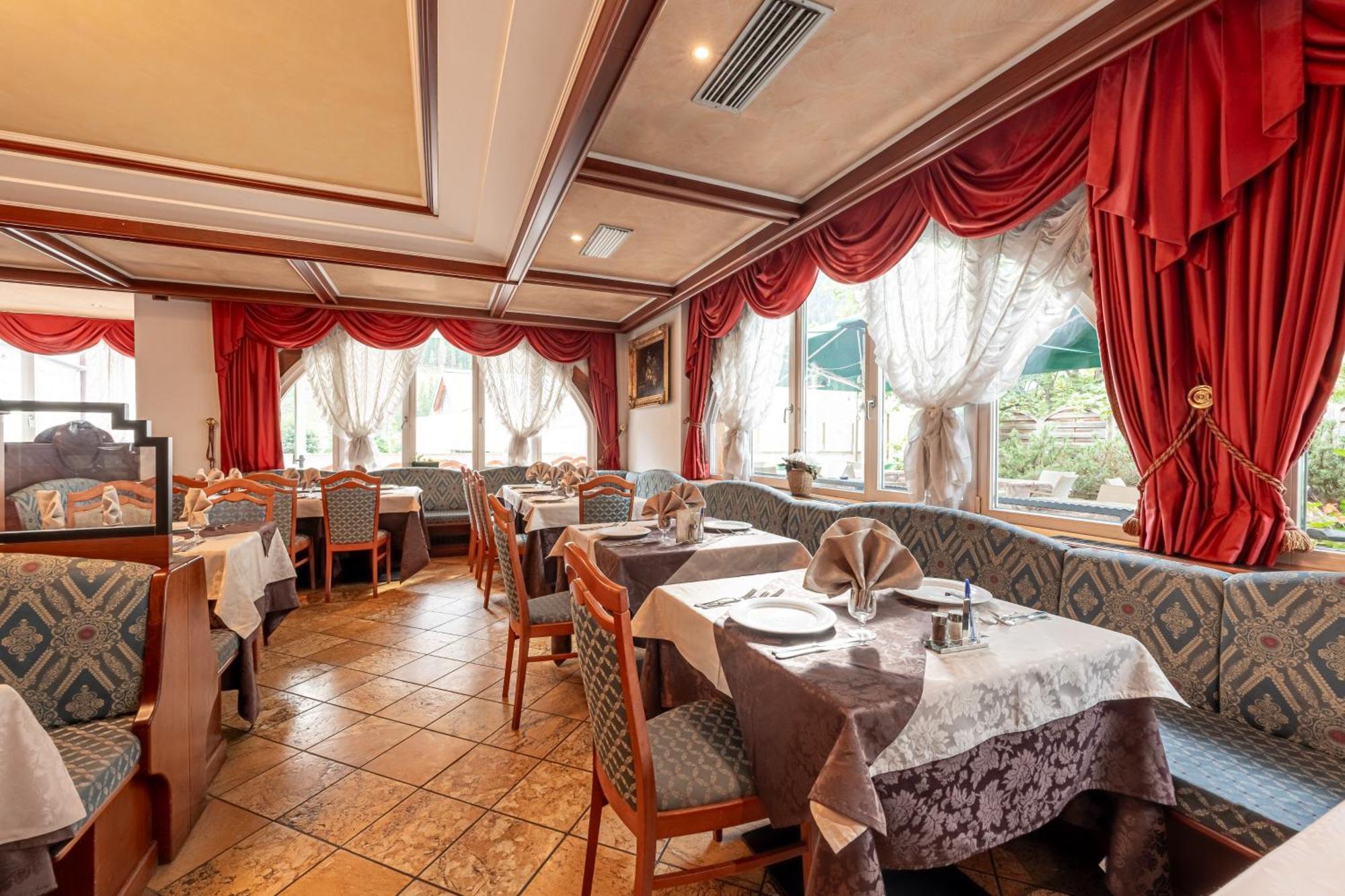 Hotel Dolomiti Schloss 卡纳泽伊 外观 照片