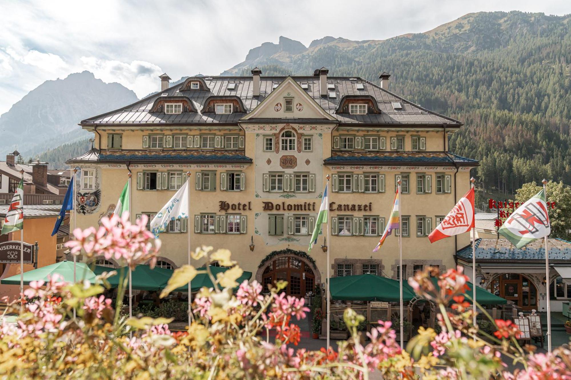 Hotel Dolomiti Schloss 卡纳泽伊 外观 照片