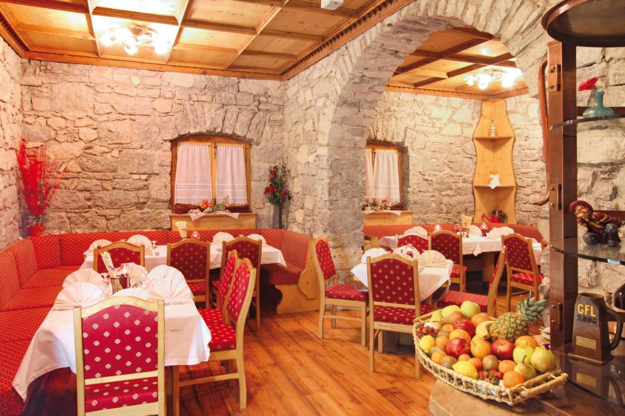 Hotel Dolomiti Schloss 卡纳泽伊 外观 照片